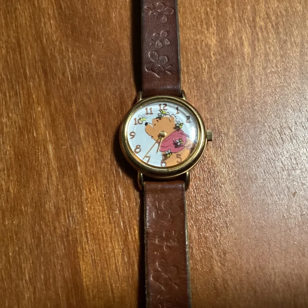 Vintage Timex Disney Winnie the Pooh Watch Brown Leather Band Bee Second Hand